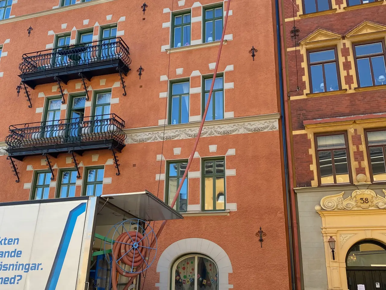 Ekovillas lastbil vid ett hus